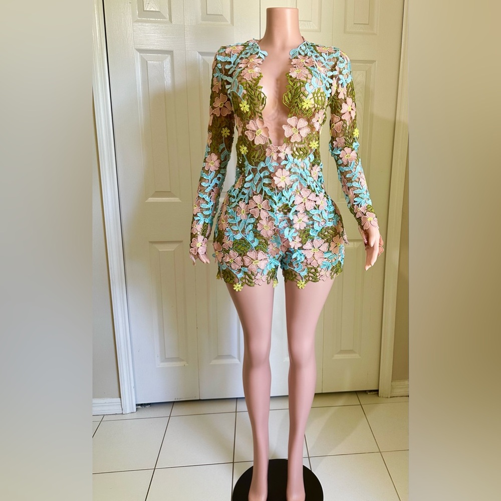 Crochet Shorts Set

Crochet detail

Blazer Top 

Shorts has double lining